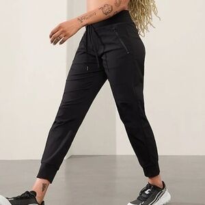 Athleta Women's Trekkie Mid Rise Legacy Jogger in Black Size 6
